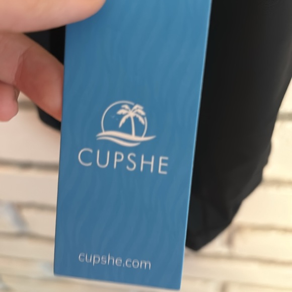 NWT CUPSHE Women Swimsuit One Piece Bathing Suit Deep V
Neck Crisscross Back - Picture 5 of 5